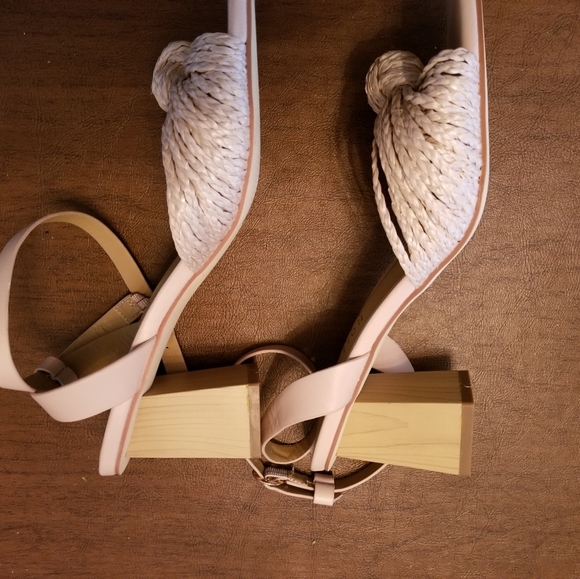 NWT Journee off white Galinda sandals size 7. Beautiful! - Picture 4 of 10